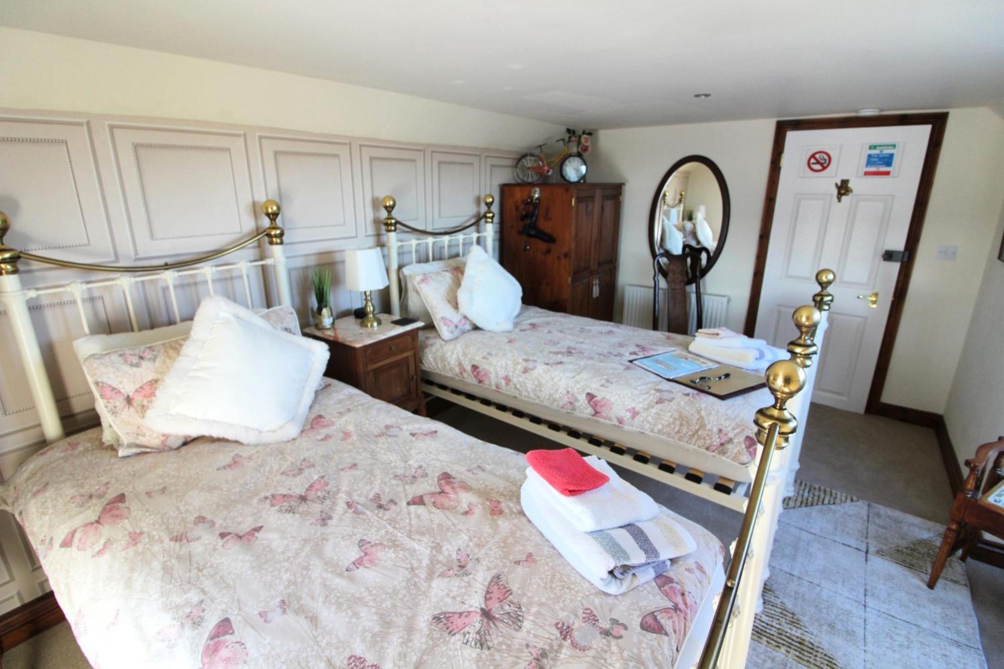 Melorne Farm Guest House 卡姆尔福德 外观 照片